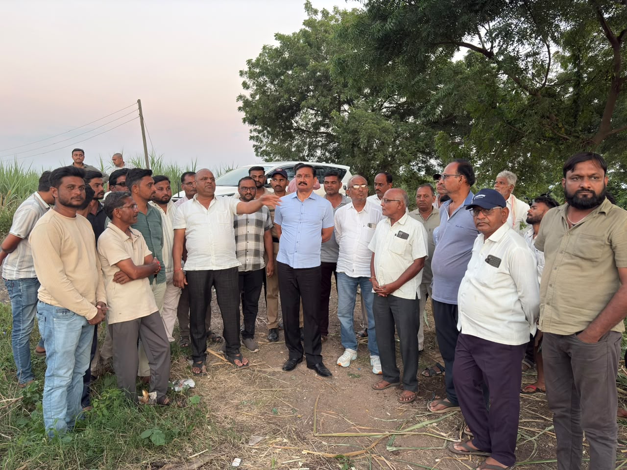 महावितरनाच्या  हलगर्जीपणा मुळे मोड येथील शेतकऱ्यांना लाखोचा फटका, 9 एकर ऊस जळून खाक.